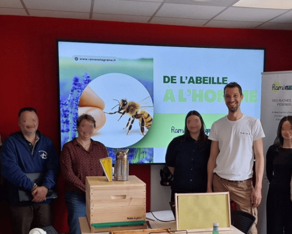 Apiculteur présentant une conférence sur les abeilles devant un écran