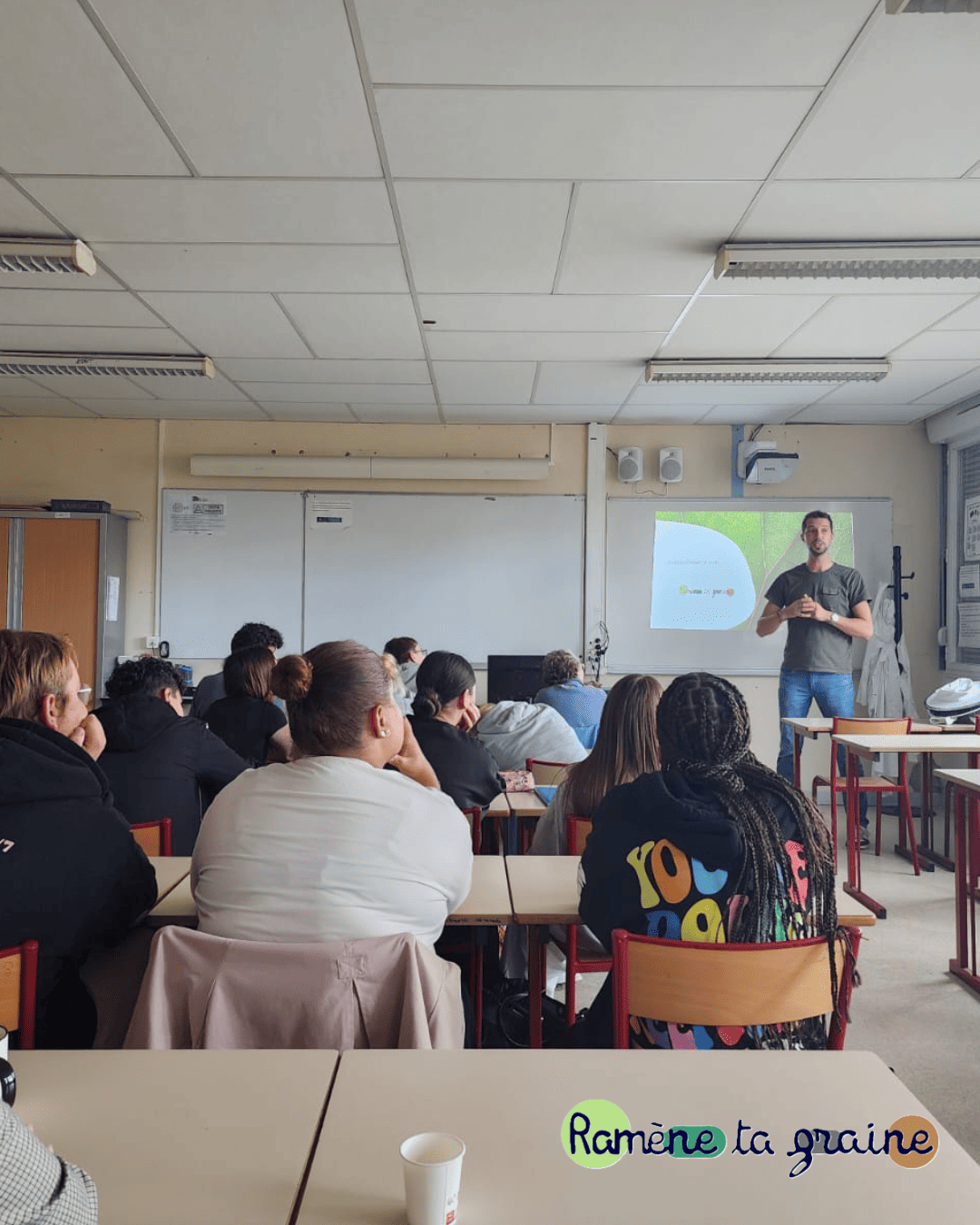 Formation à l’apiculture à Lille : formateur et stagiaire devant une ruche