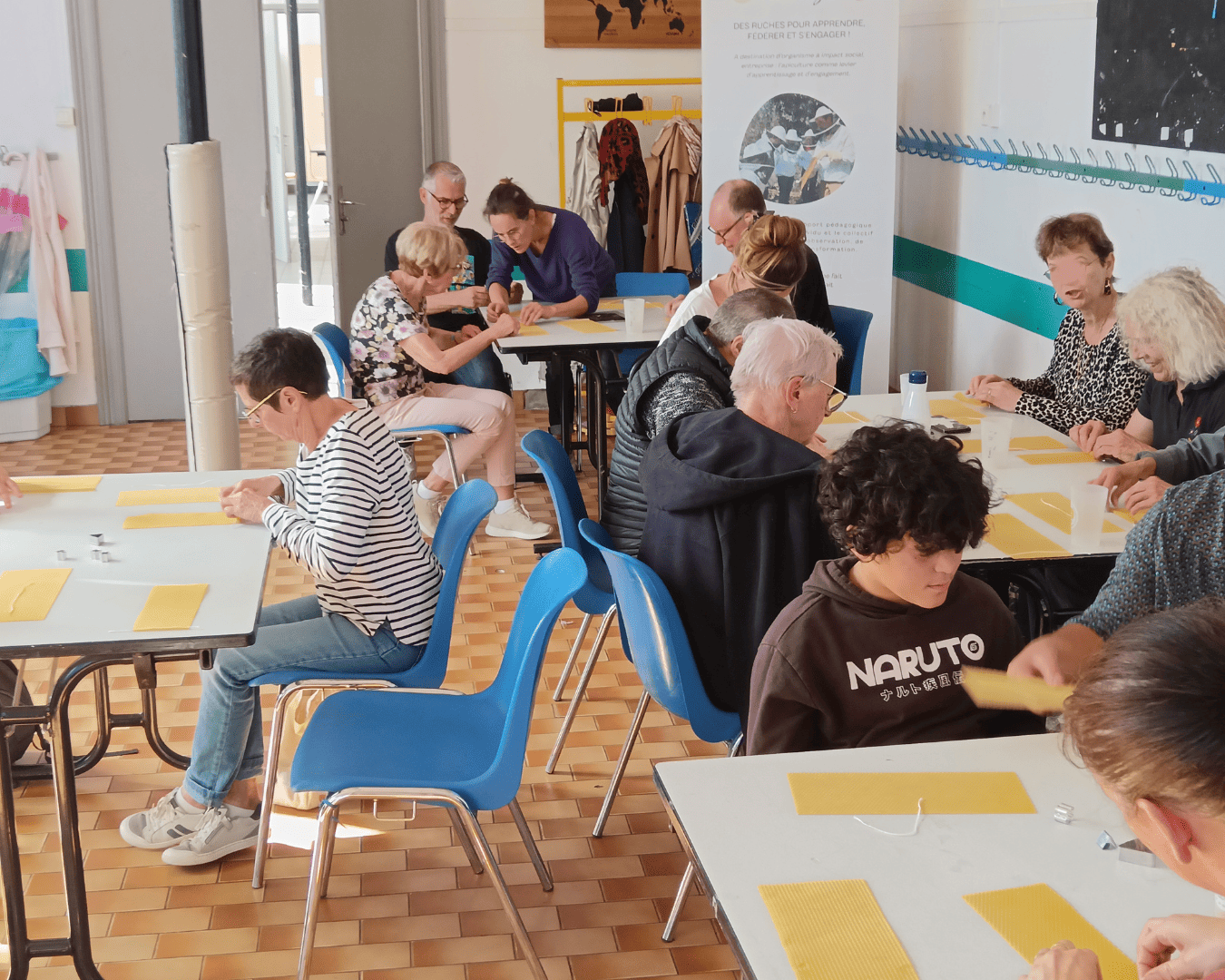 Groupe de participants écoutant un apiculteur lors d’une sensibilisation aux abeilles